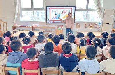 城关镇中心幼儿园：传承敬老情 萌娃暖重阳