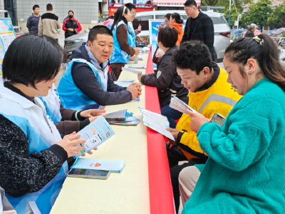 房县人社局：社保服务进商超 便民政策暖民心