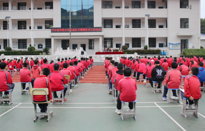 尹吉甫学校：红领巾心向党 新队员启航程