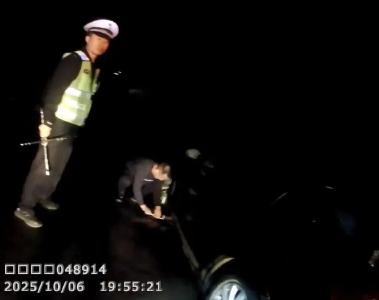 国庆我在岗｜雨夜深山，他们为被困异乡游客撑起“平安伞”