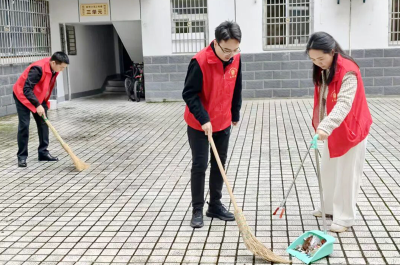 房县县委组织部：助力创文工作 争当文明先锋