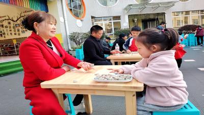 房县幼儿园：童心敬老 爱满重阳