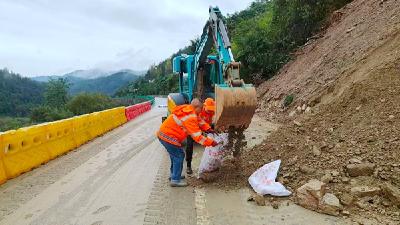 房县交通运输局：风雨无阻护通途 全力以赴保畅通