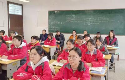 房县实验中学：深耕课堂促成长 互评共研促提升
