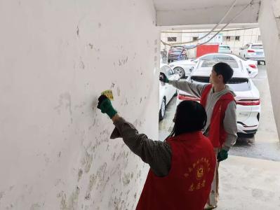 房县供销社：志愿清理野广告 助力创文显担当