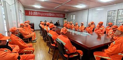 房县公路养护中心给秋季路树穿“新衣”