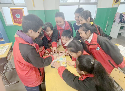 上龛学校：师生共制小甜品 实践研讨助成长