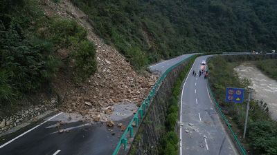 G209红塔镇磨石沟村连山坡错幅路段因山体滑坡阻断通行