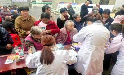 红塔镇卫生院：开展“情暖金秋爱满重阳”义诊活动