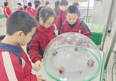 房县实验小学：流动科技馆进校园 点燃学生科学梦想