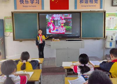 房县东城小学：童心映月贺华诞 镜头定格家国情