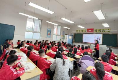 房县实验小学：“推门听课”促成长 精准把脉提质量