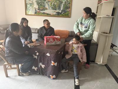 窑淮学校：冬日送温暖 真情暖童心 