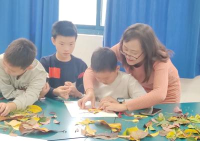 房县东城小学：落叶拼趣 绘童温暖