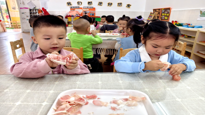 房县幼儿园：小手“慧”剥柚  劳动伴成长