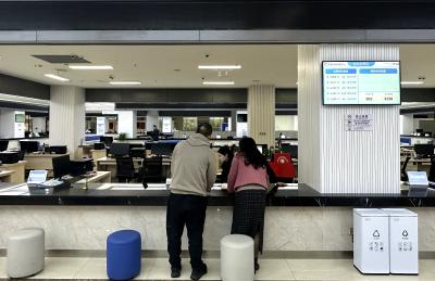 县政务服务中心：政务服务不“打烊”  延时服务显温情