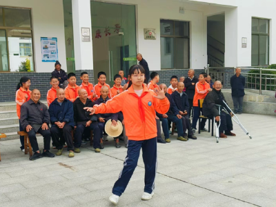 红领巾情暖重阳 童心敬老传美德——窑淮学校少先队开展重阳节敬老院慰问活动