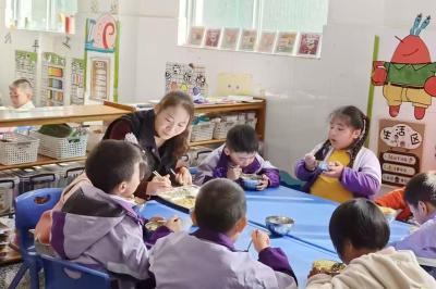 门古寺镇中心幼儿园：家长进园陪餐“零距离” 共筑幼儿饮食安全线