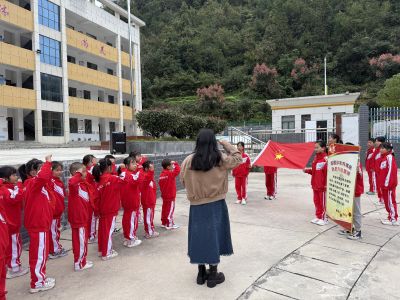 万峪河乡中心小学：薪火相传迎建队 童心向党建新功 