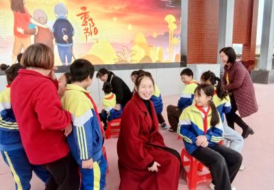 房县军店小学：情暖重阳承美德 童心敬老乐融融