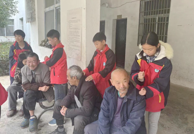 上龛学校: 九九重阳节 浓浓敬老情