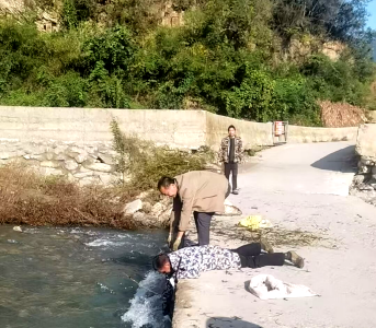 上龛乡：解“堵”保畅  干群携手“护”河安