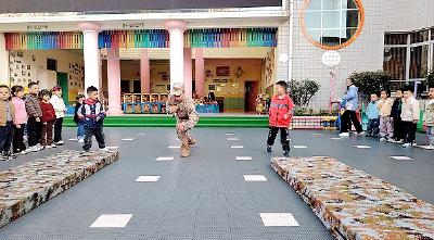 房县幼儿园：童心筑国防 安全伴成长