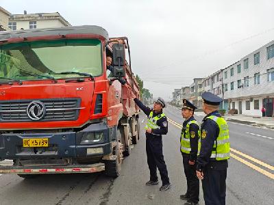 房县交通运输局：联合执法严打超限超载 筑牢道路交通安全防线
