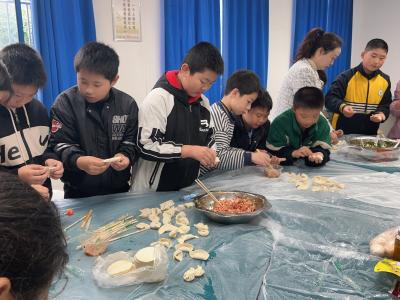房县东城小学：热热闹闹包饺子 留守儿童笑开颜