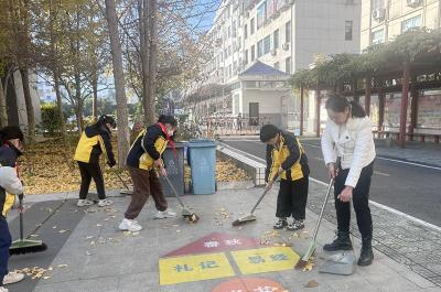 房县东城小学:师生共扫校园 师者躬行育德