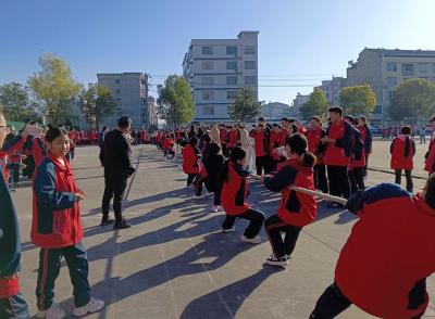 军店初中： 趣味运动展活力 青春赛场出佳绩