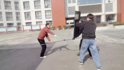 房县军店小学“快反队”演练精准处置“歹徒”闯校险情