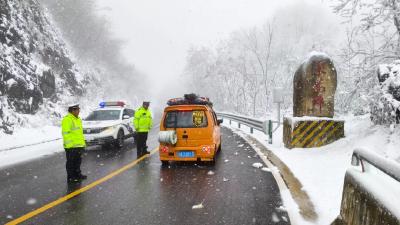 强冷空气“强势出击”  十堰房县公安“破冰”护航保畅通