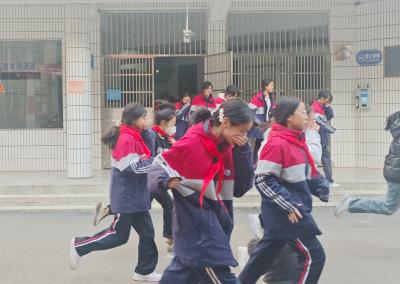 房县城关一中：筑牢宿舍安全防线 守护学子平安家园