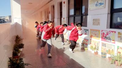 房县军店小学：开展消防应急演练活动