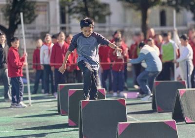 青峰小学：科技与活力碰撞 校园操场燃动秋日