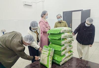 军店小学：开展膳食监督家长委员会活动