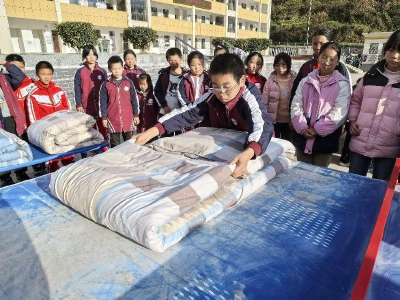 万峪河乡中心小学：举办“巧手叠被 焕新生活”叠被子大赛