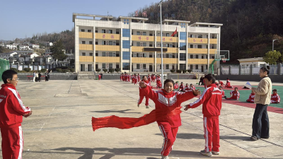 万峪河乡中心小学举办秋季运动会