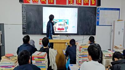 房县职业技术学校：“食”刻守护 安全同行