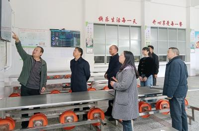 野人谷学校：邀请“两代表一委员”走进食堂