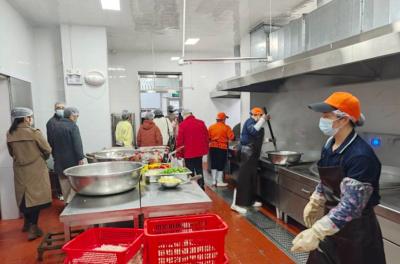 房县城关一中：开展食堂专项监督活动 多方代表见证食材入库全流程