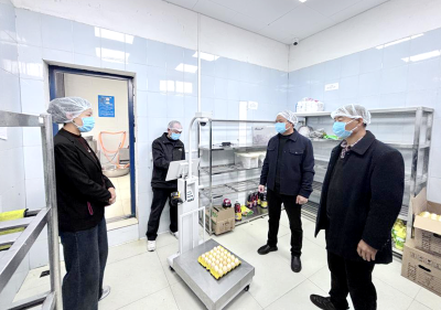 白鹤学校：两代表一委员进食堂专项监督