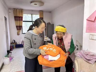 房县首批“母亲邮包”精准送达