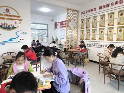 红塔镇：书香伴童行 安心伴成长