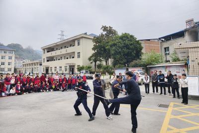 大木厂镇大木小学：民警应邀进校园 培训演练保安全