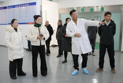 房县东城小学：“两代表一委员”走进中央厨房共筑校园食品安全防线