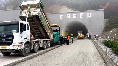 十房一级路项目建设正酣 隧道贯通捷报频传 路基施工全面提速