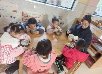 军店镇中心幼儿园：落实陪餐制度筑牢校园食品安全防线