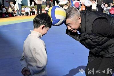 房县实验小学：萌娃亮剑展风采 亲子同行乐翻天